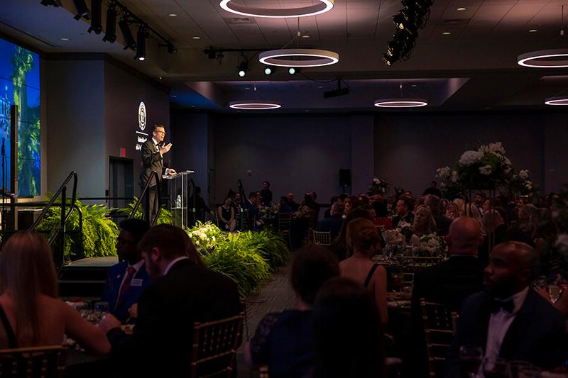 博彩平台推荐 President Dr. Brendan Kelly speaking at the gala